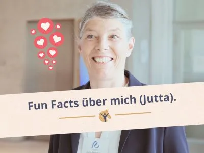 Bloggrafik: Eine lächelnde Frau mit Herzen