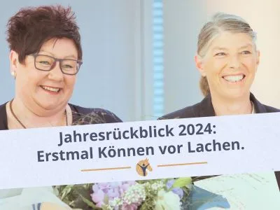 Bloggrafik Jahresrückblick 2024: Zwei Frauen mit einem Blumenstrauss in der Hand lächeln in die Kamera.