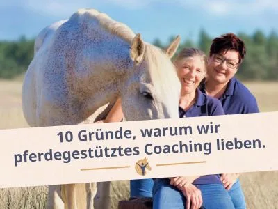 Bloggrafik: Warum wir pferdegestütztes Coaching lieben. Zwei Frauen stehen mit Schimmel auf einem Kornfeld und schauen in die Kamera.