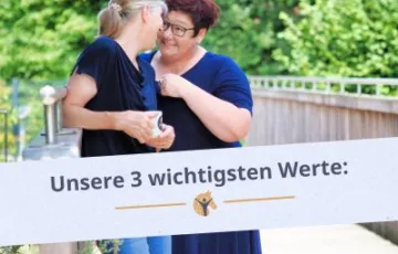 Bloggrafik: Unsere 3 wichtigsten Werte - Authentizität, Fairness und Zufriedenheit. Zwei Frauen stehen auf einer Brücke im grünen und albern herum.