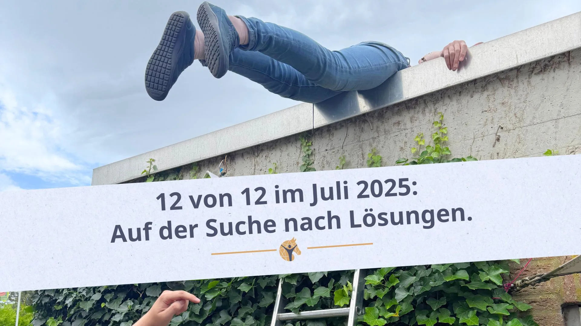 Bloggrafik 12 von 12 im Juli 2025. Ein Mensch liegt auf einem Flachdach.