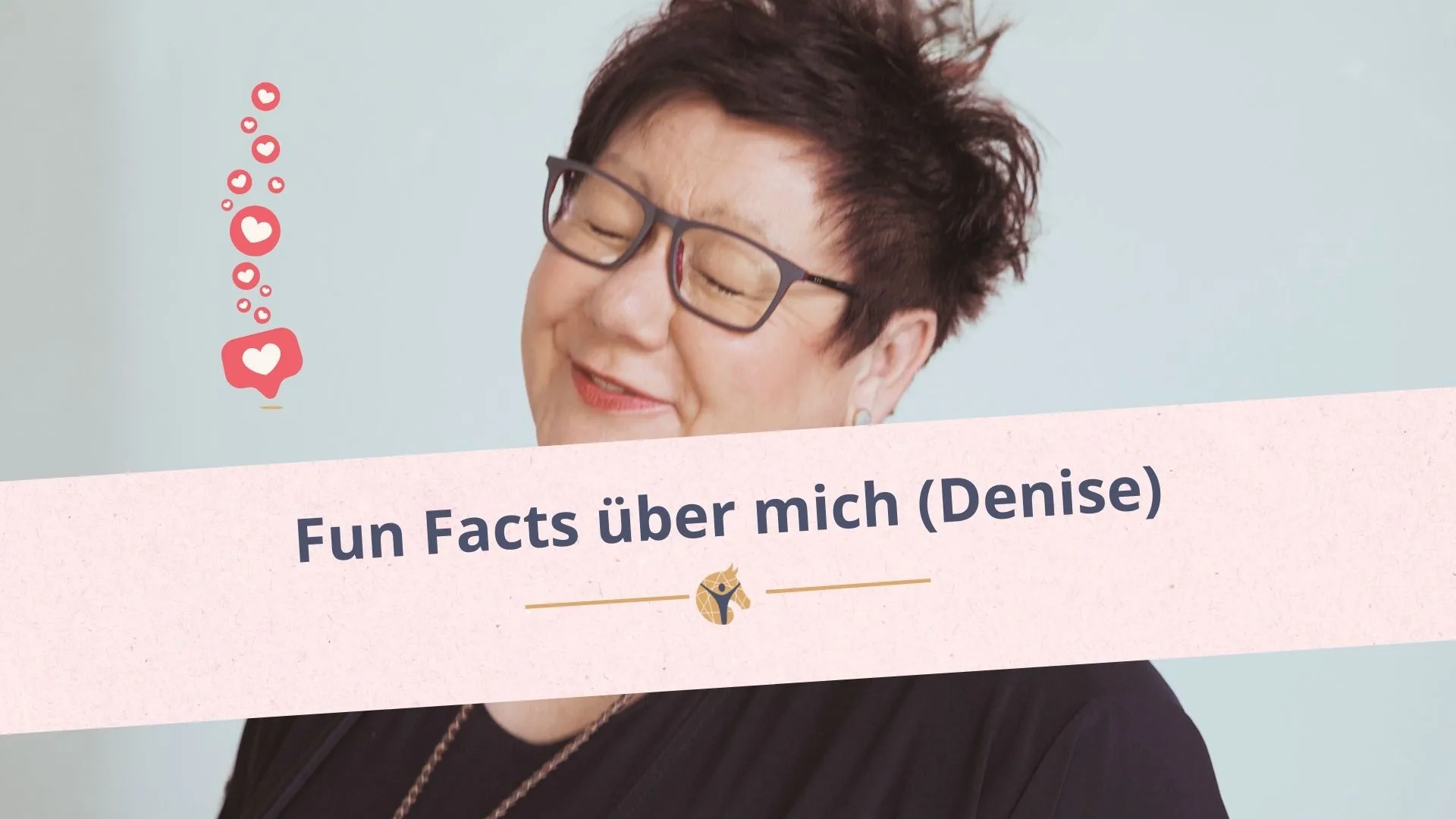 Bloggrafik: Grinsende Frau mit zugekniffenen Augen und Herchen