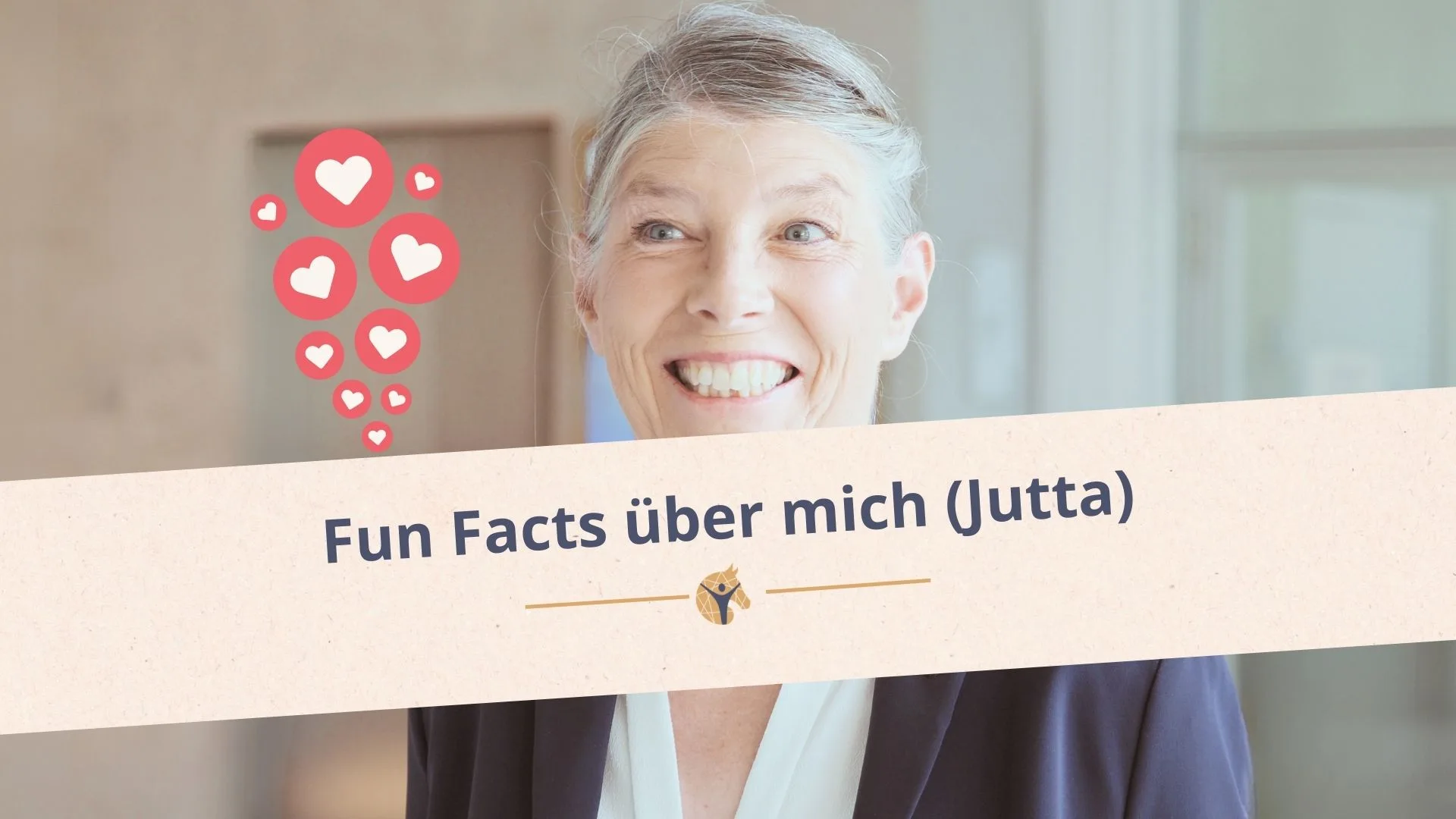 Bloggrafik: Eine lächelnde Frau mit Herzen