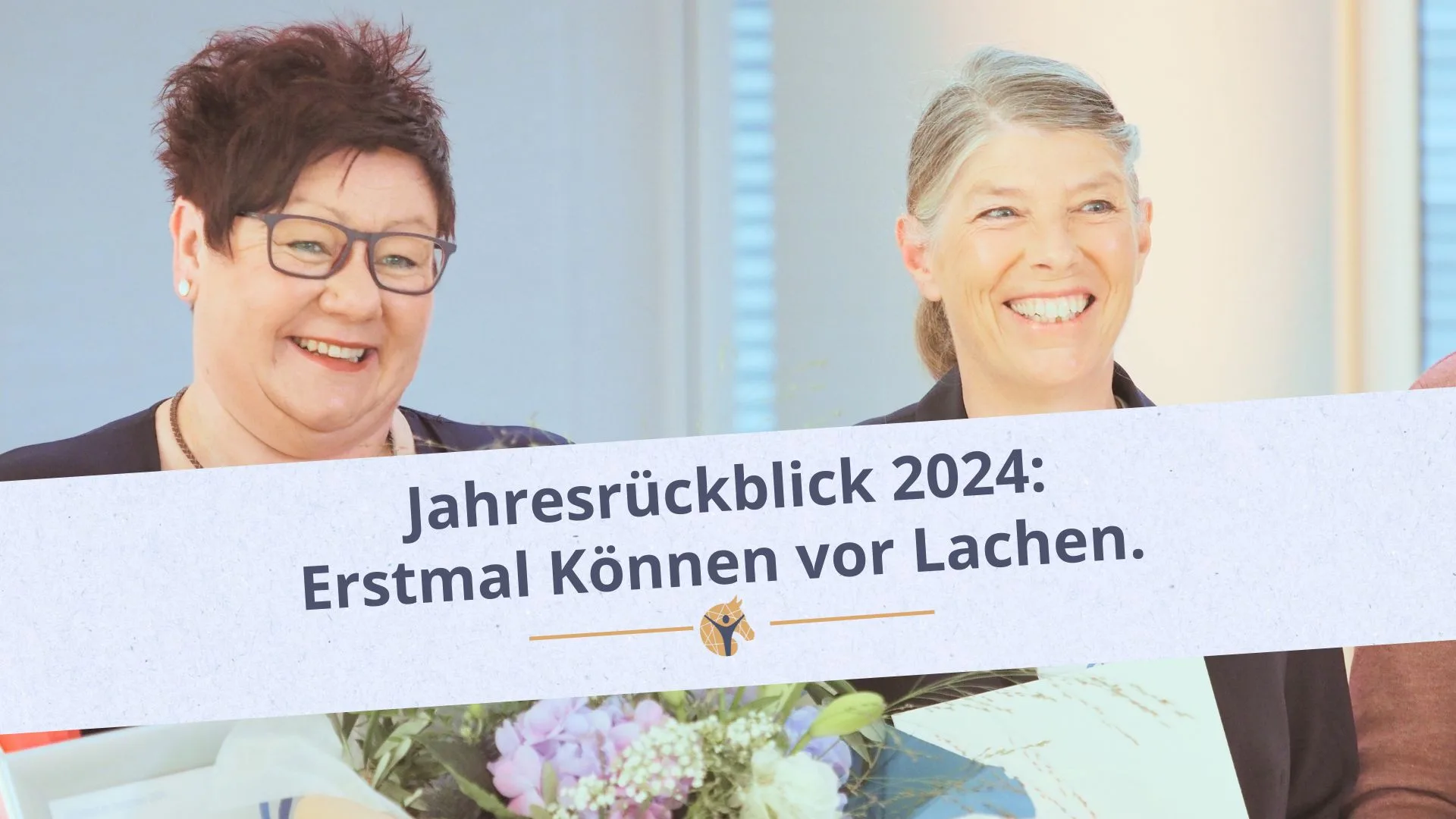 Bloggrafik Jahresrückblick 2024: Zwei Frauen mit einem Blumenstrauss in der Hand lächeln in die Kamera.