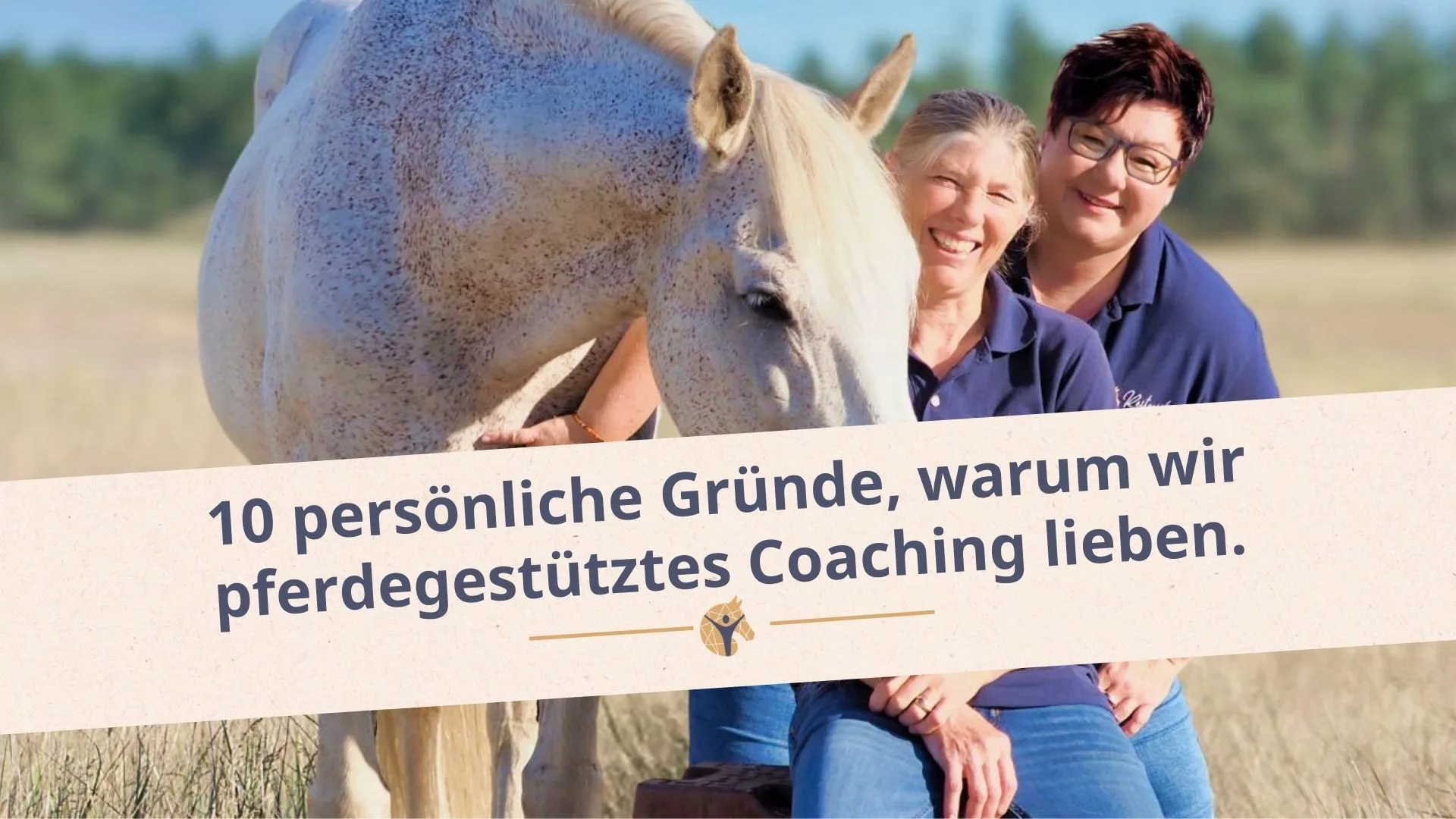 Bloggrafik: Warum wir pferdegestütztes Coaching lieben. Zwei Frauen stehen mit Schimmel auf einem Kornfeld und schauen in die Kamera.