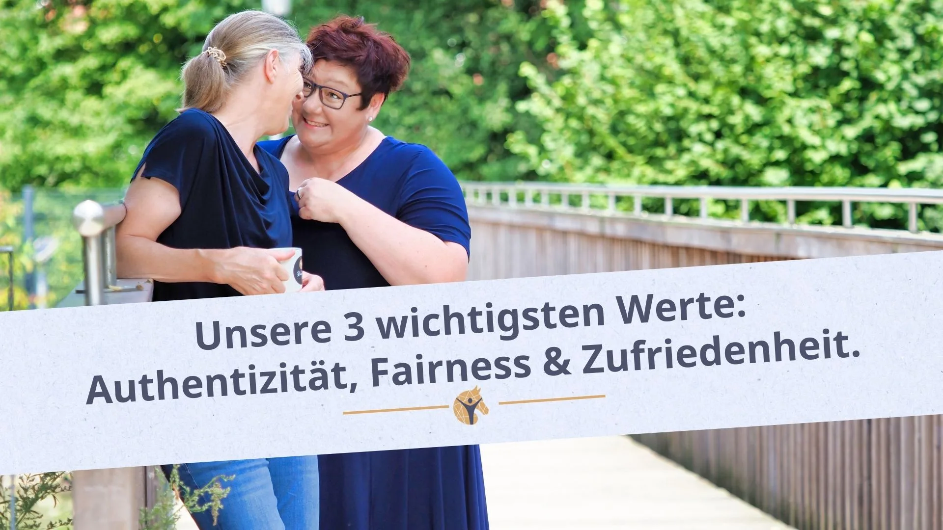 Bloggrafik: Unsere 3 wichtigsten Werte - Authentizität, Fairness und Zufriedenheit. Zwei Frauen stehen auf einer Brücke im grünen und albern herum.