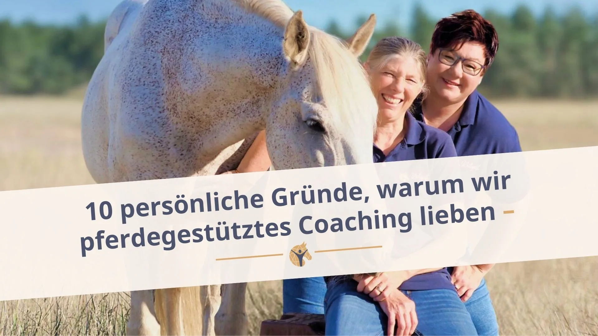 Bloggrafik: 10 Gründe, warum wir pferdegestütztes Coaching lieben. Jutta und Denise Beckmann stehen mit dem PRE Schimmel Nino auf einem Kornfeld und schauen in die Kamera.