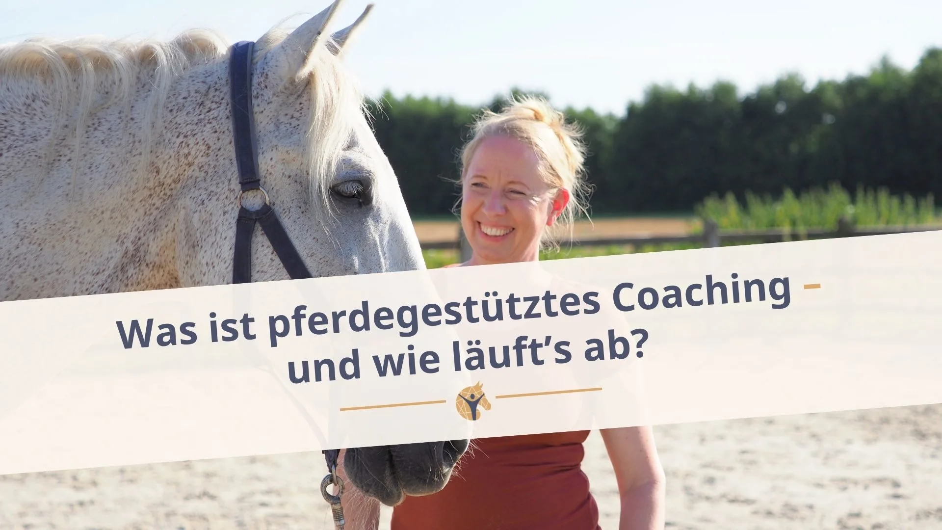 Blockgrafik: „Was ist Pferdegestütztes Coaching“; Eine Klientin lächelt den PRE Schimmel Nino an.