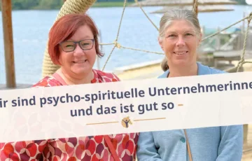 Blockgrafik: Jutta und Denise Beckmann bekennen sich als psycho-spirituelle Unternehmerinnen und lächeln in die Kamera.