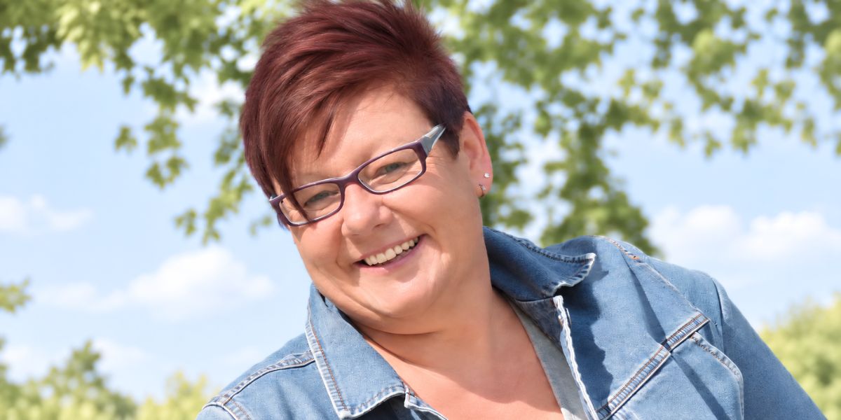 Portraitfoto von Denise Beckmann, Hypnosetherapeutin