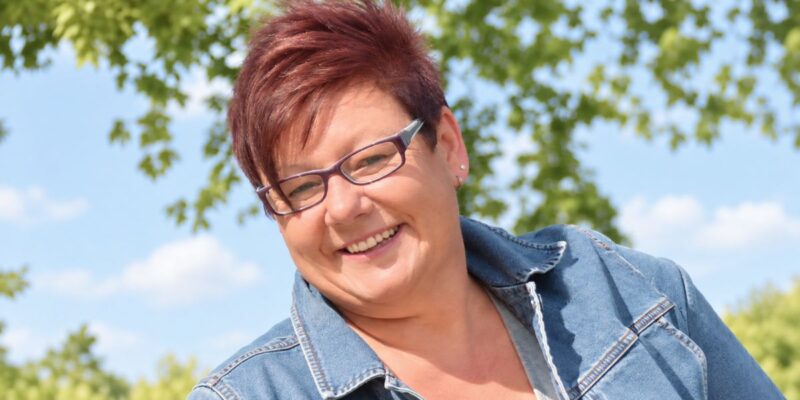 Portraitfoto von Denise Beckmann, Hypnosetherapeutin